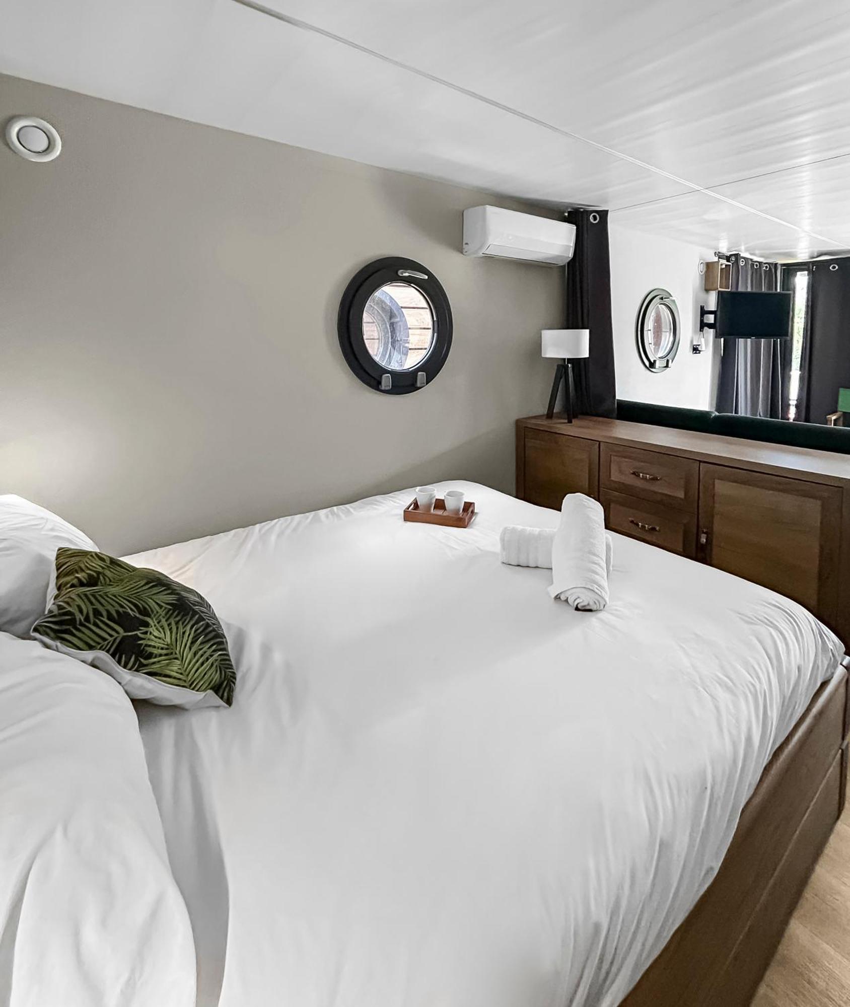 Bord Du Canal Du Rhone A Sete Sur "Cesar" Vauvert Exterior foto